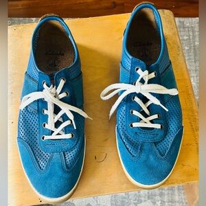 Men’s Clarks turquoise tennis shoes soft suede and leather combo